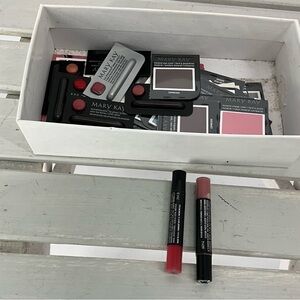 New Mary Kay Lot Lipstick Duo - Bold Red and Soft Pink + Free Samples